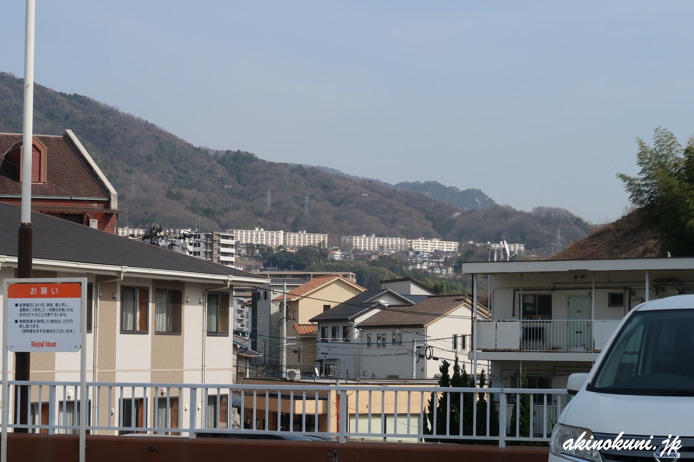 広島ゴルフ場バス停から東浄団地を望む