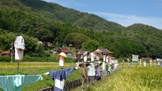 案山子のいる風景 小さく気動車も