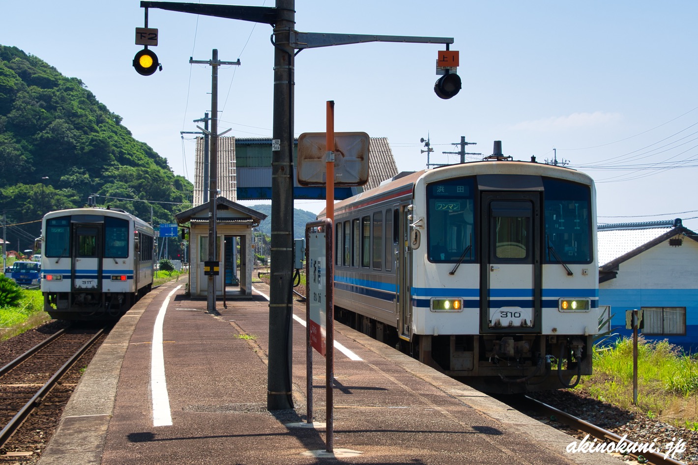 折居駅で離合する普通列車