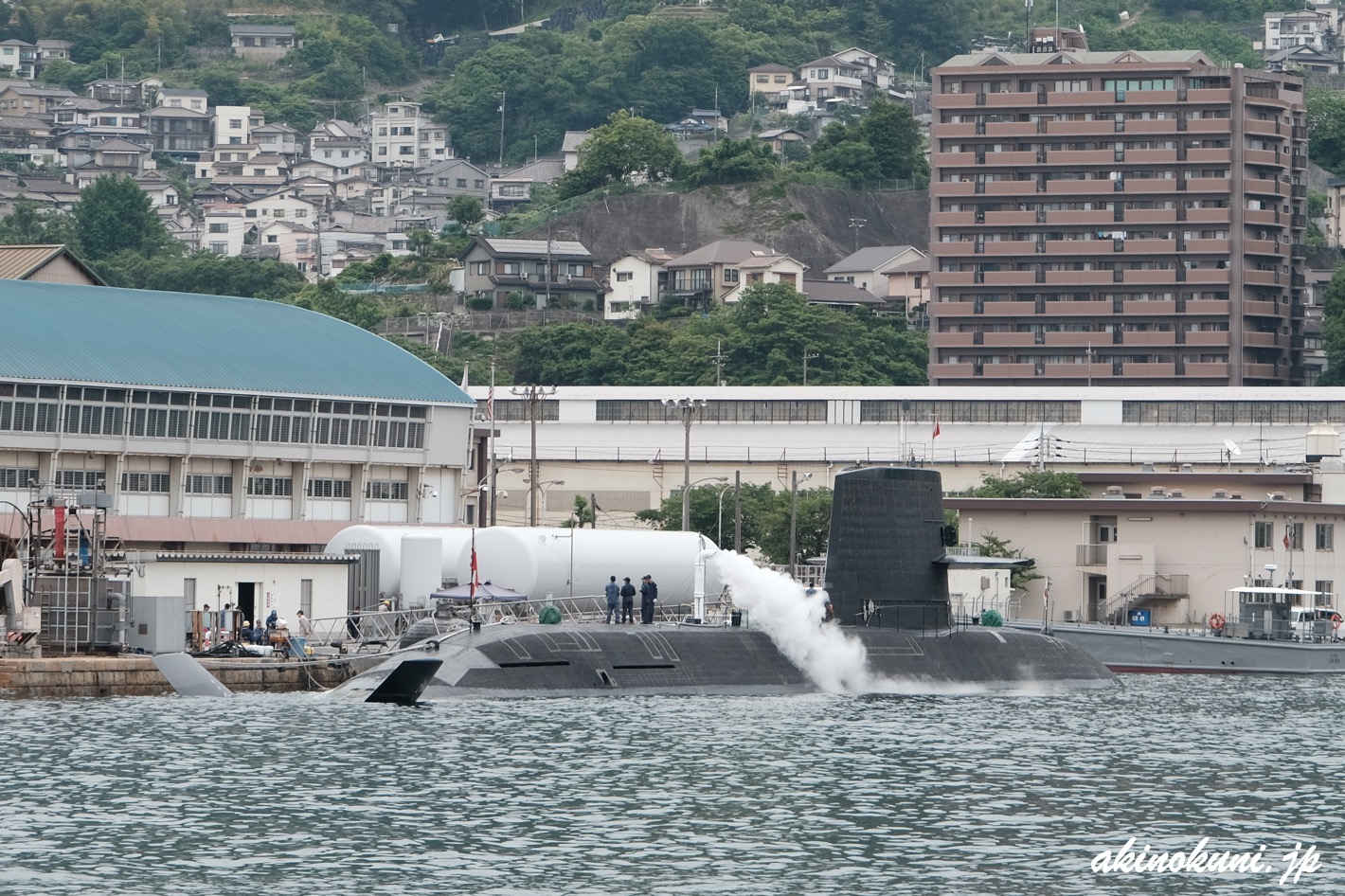呉湾艦船めぐり 2025年5月29日 液体酸素補給中のそうりゅう型潜水艦