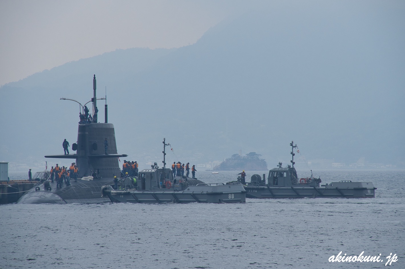 潜水艦とタグボート 2025年6月8日