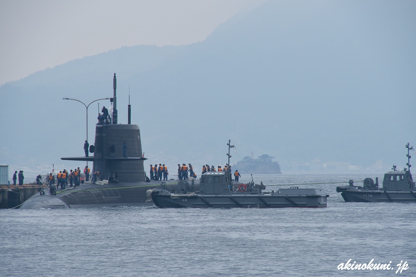 潜水艦とタグボート 2025年6月8日