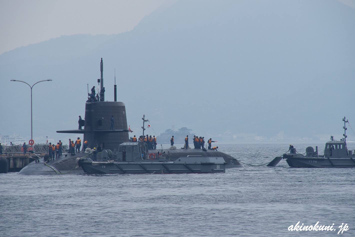 潜水艦とタグボート 2025年6月8日
