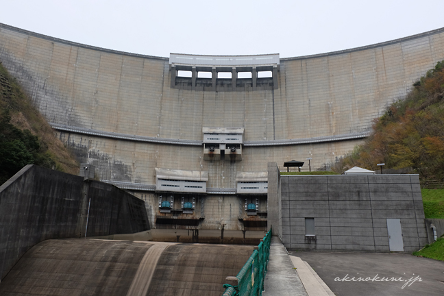 温井ダムの堤を下から