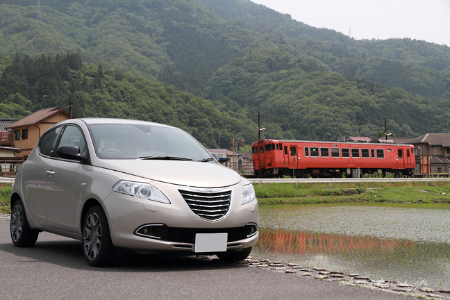 キハ40形とイプシロン 芸備線白木山駅にて