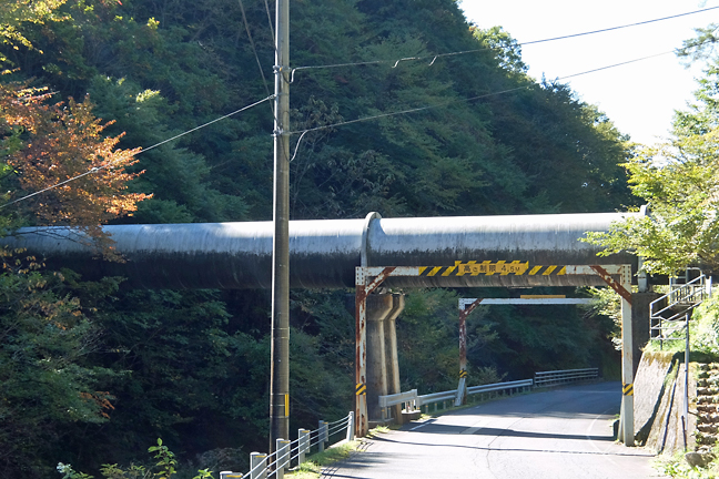 中国電力 柴木川第一発電所 樽床ダム（聖湖） 大朝鹿野大規模林道 戸河内・吉和区間をわたる露出した導水路