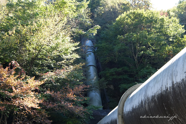 中国電力 柴木川第一発電所 樽床ダム（聖湖） 大朝鹿野大規模林道 戸河内・吉和区間をわたる露出した導水路 発電所側